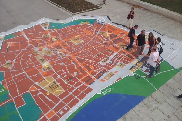 Junto con DILART, Geveko Markings ha diseñado y aplicado el mapa de la ciudad de Barcelona de 17,9x13,4 metros.